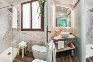 Deluxe Double Room, Canal View | Bathroom | Combined shower/tub, free toiletries, hair dryer, bidet - Hotel Ca' Alvise (Venice)