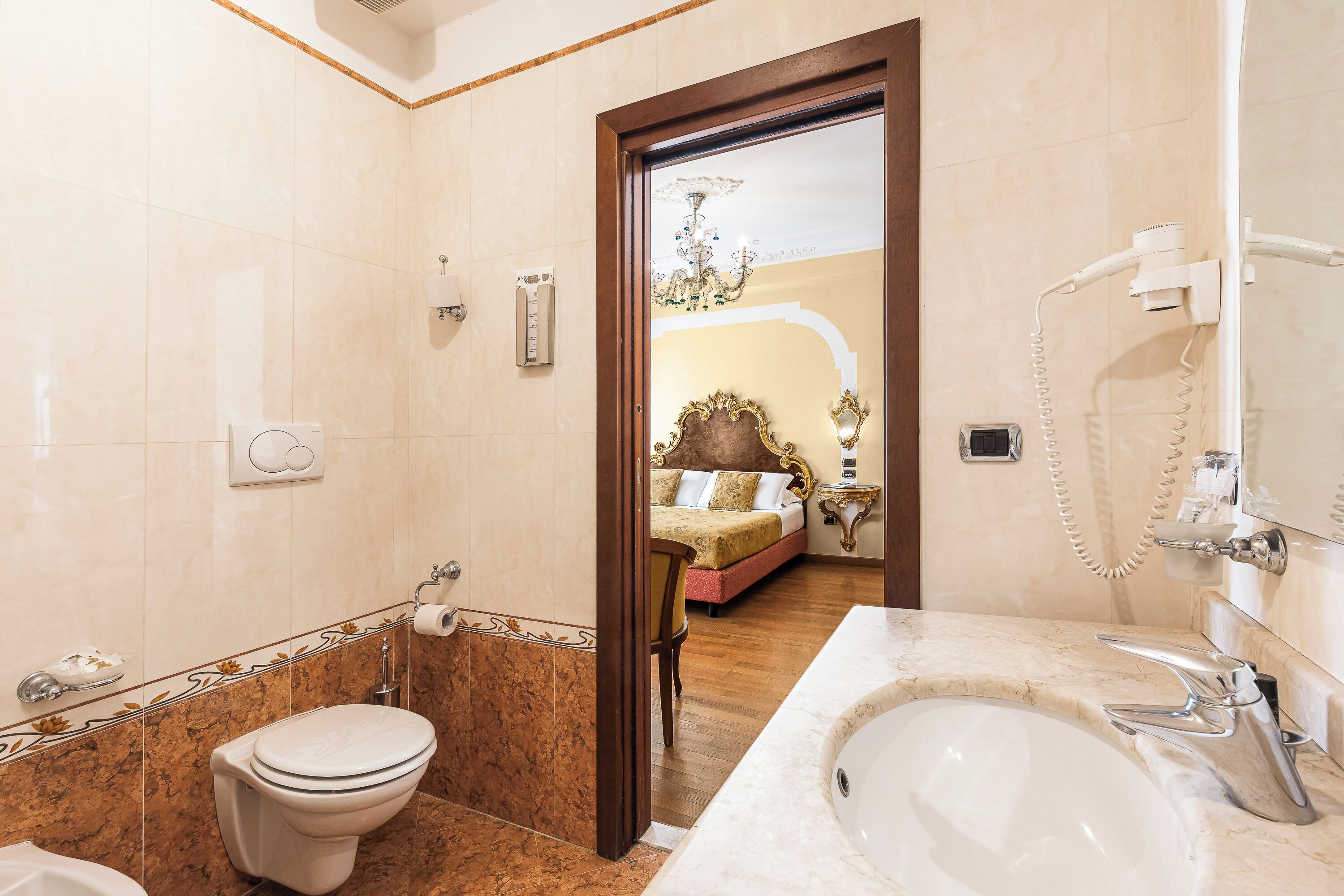 combined shower/bathtub, free toiletries, hair dryer, bidet