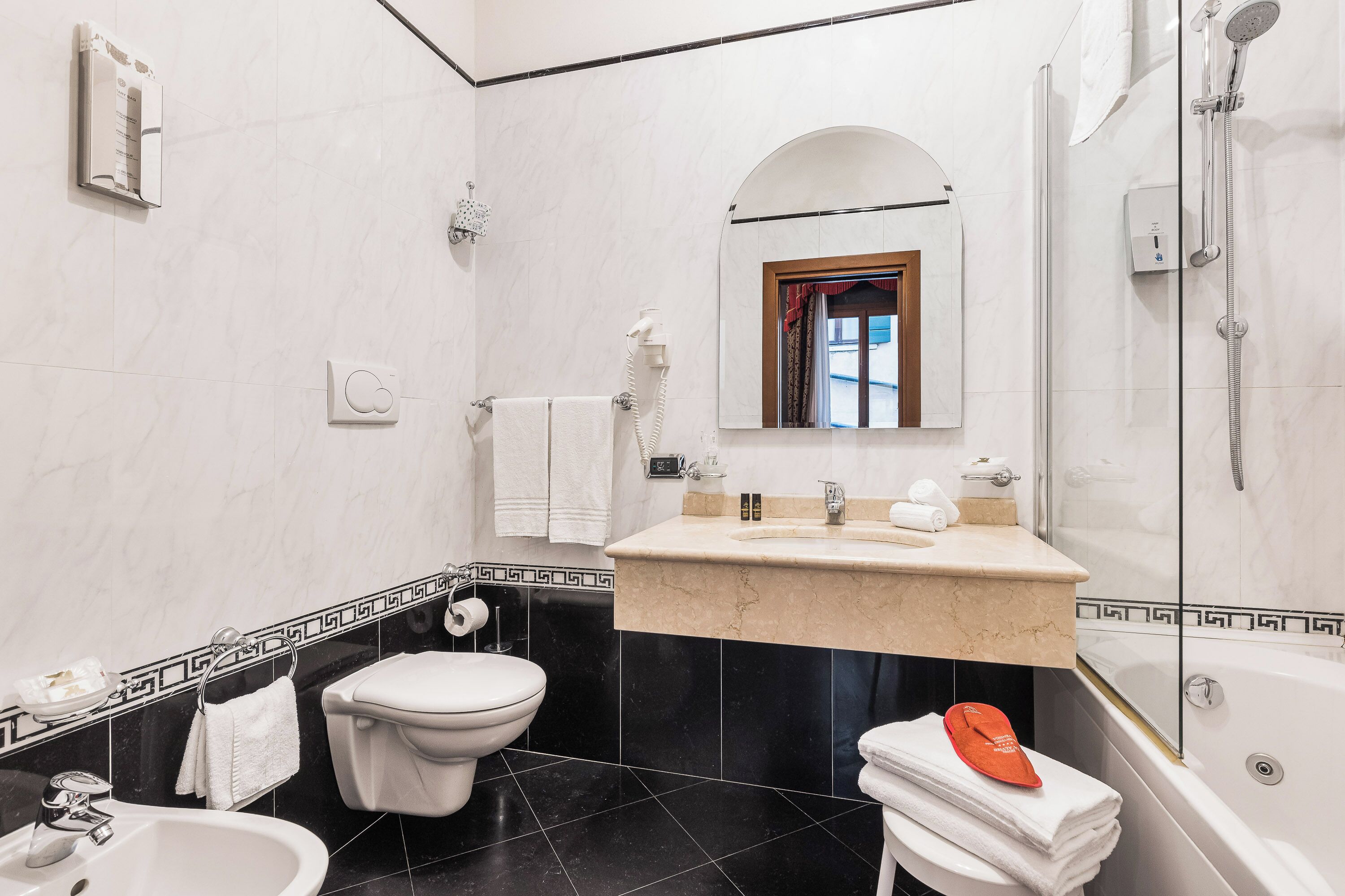junior suite (diamond) | bathroom | combined shower/bathtub, free toiletries, hair dryer, bidet