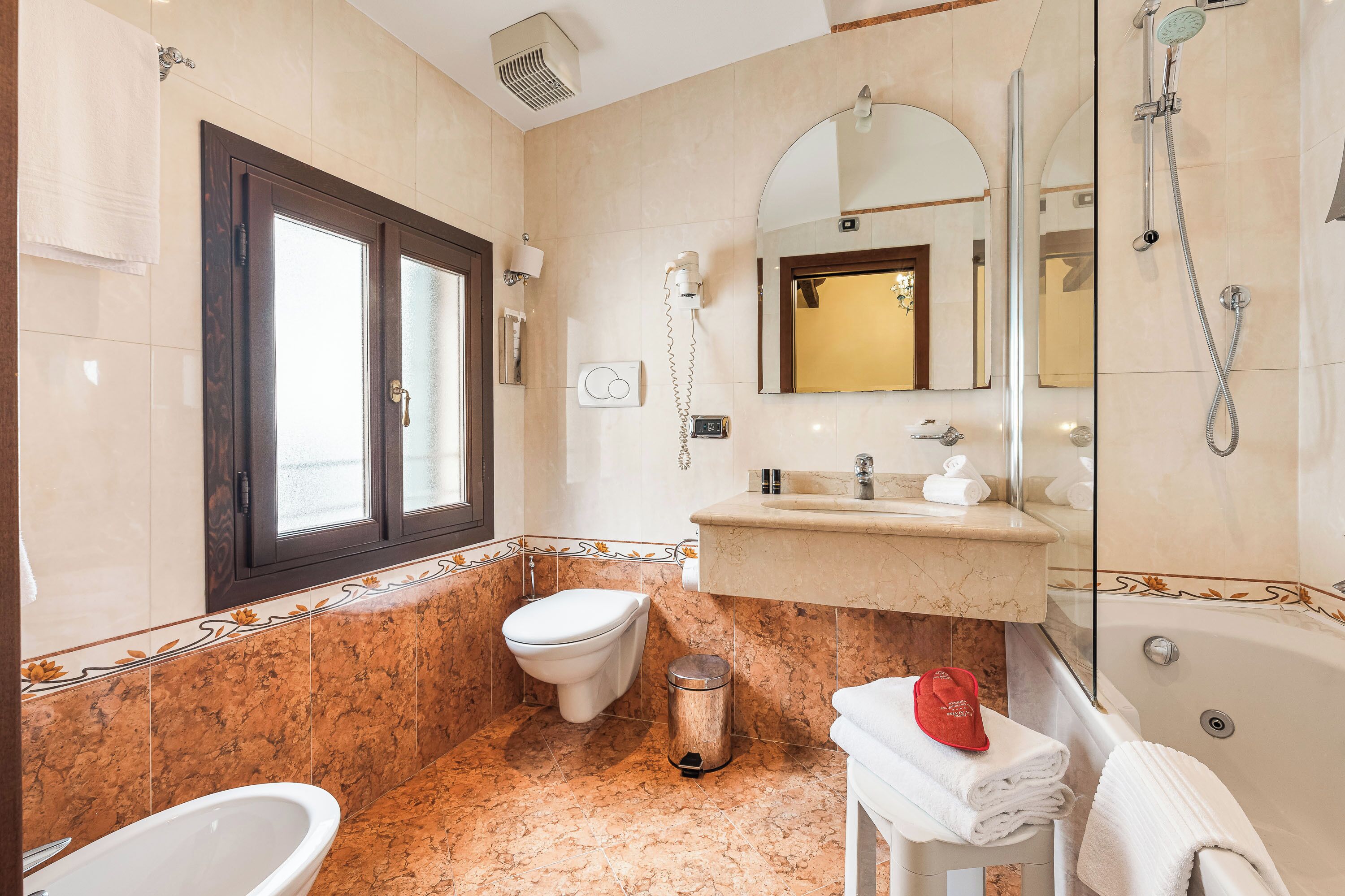 deluxe double room, canal view | bathroom | combined shower/bathtub, free toiletries, hair dryer, bidet