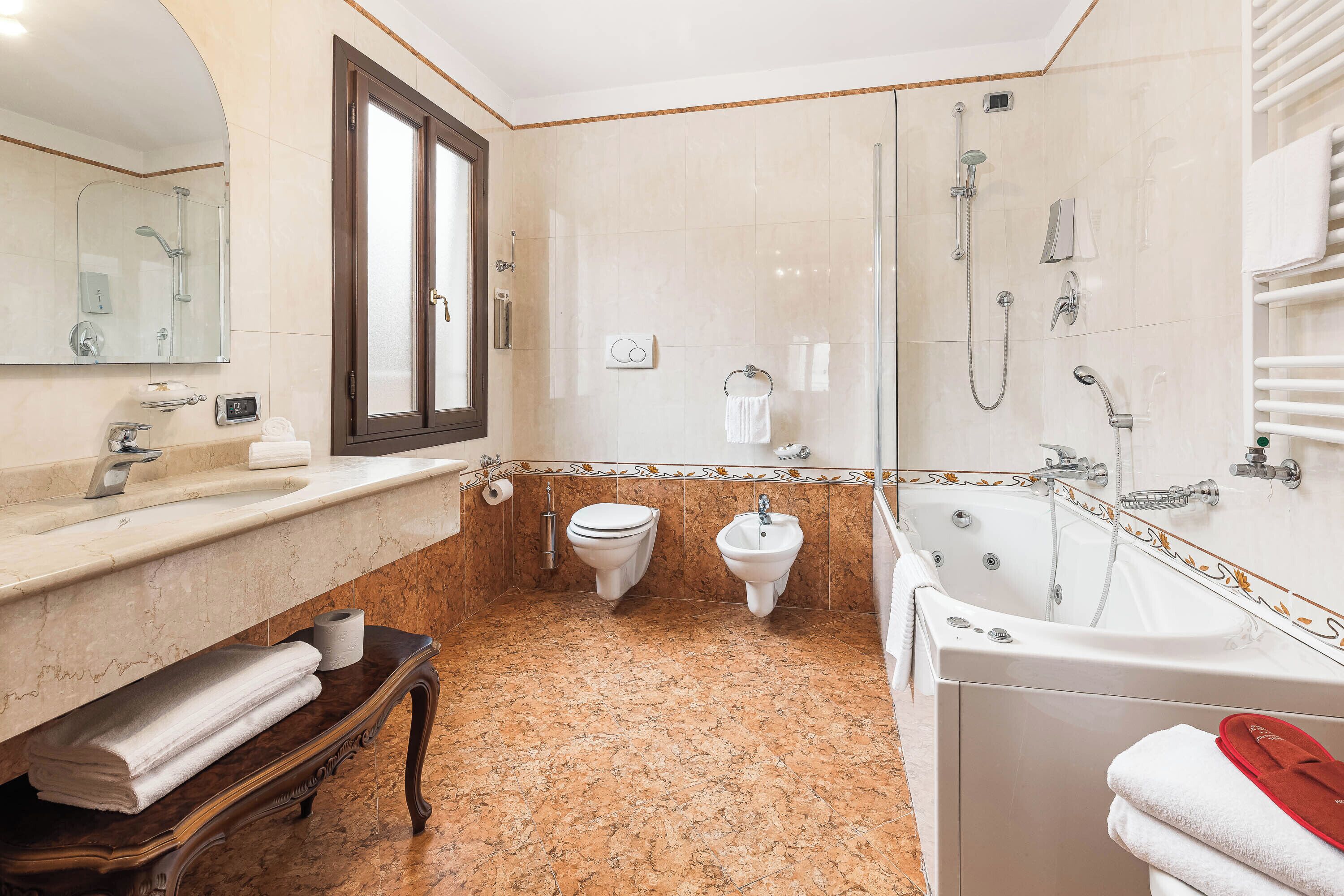 combined shower/bathtub, free toiletries, hair dryer, bidet