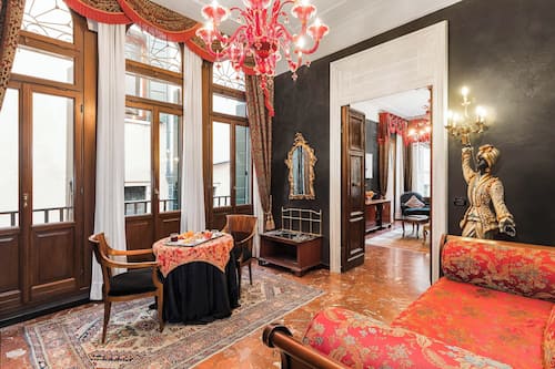 Suite junior (Diamond) | Zona de estar | Televisión LED de 22 pulgadas con canales por satélite, una televisión