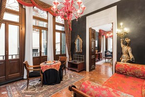 普通套房 (Diamond) | 起居區 | 22-吋LED 液晶電視、衛星頻道、電視