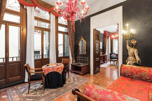 小型套房 (Diamond) | 起居区 | 22-英寸LED 电视 （配备卫星频道）、电视