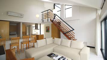 Standard-Apartment, 3 Schlafzimmer | Wohnbereich | 32-Zoll-Flachbildfernseher mit Satellitenempfang, Fernseher