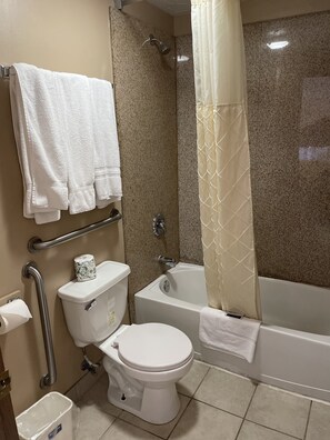 Suite, 2 grands lits, non-fumeur | Salle de bain