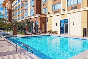 季节性开放的室外游泳池