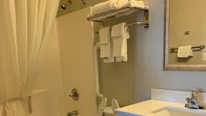 Une salle de bain avec une baignoire, des toilettes et un lavabo.