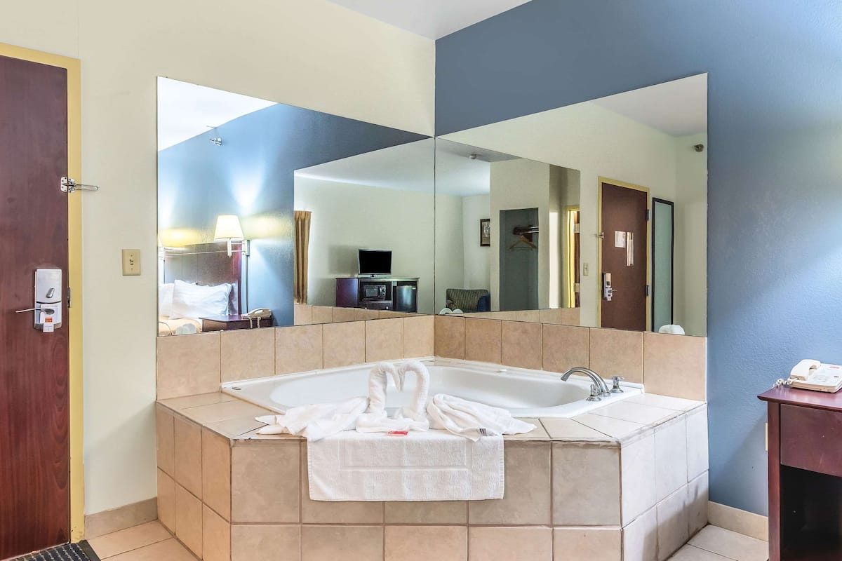 Room, 1 King Bed, Smoking, Hot Tub | Cribs/infant beds, rollaway beds, free WiFi, bed sheets