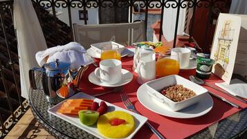 Bữa sáng đầy đủ hàng ngày (30 EUR/mỗi người)