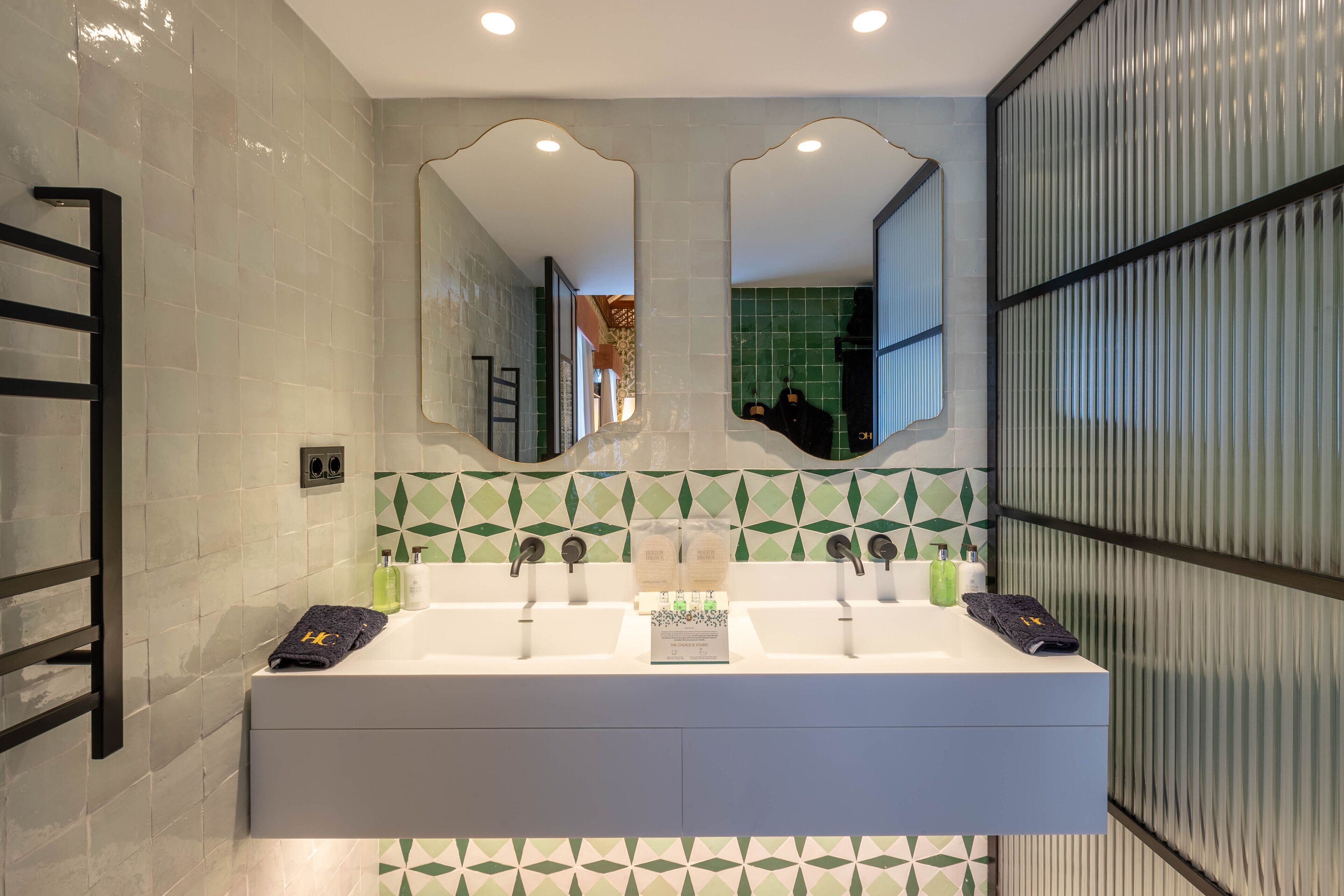 studio suite, non smoking | bathroom | shower, rainfall showerhead, designer toiletries, hair dryer