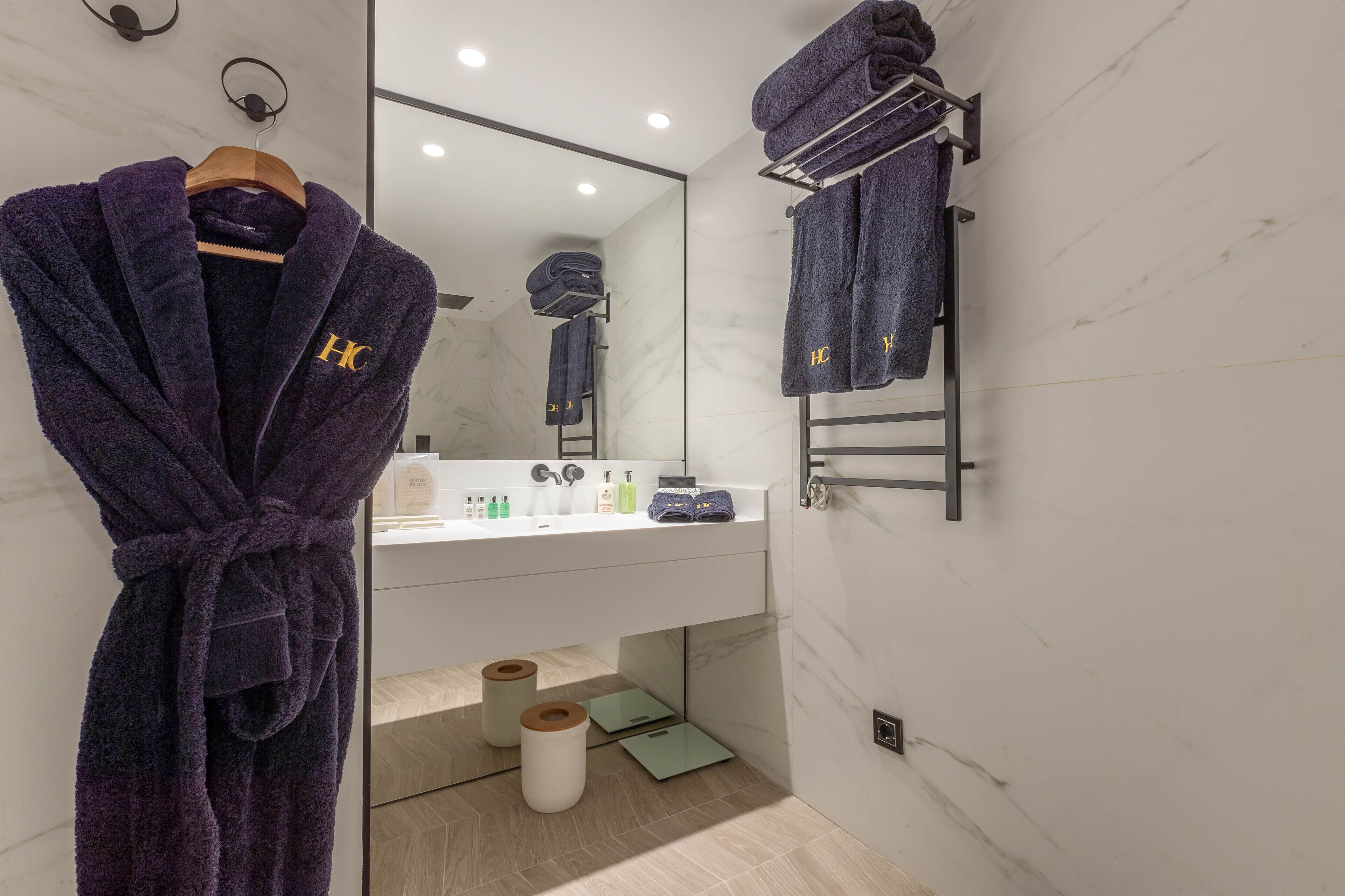 superior double room, 1 king bed, non smoking | bathroom | shower, rainfall showerhead, designer toiletries, hair dryer