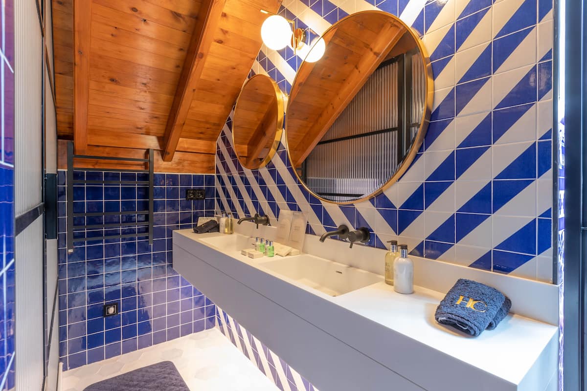 deluxe double room, 1 king bed, non smoking | bathroom | shower, rainfall showerhead, designer toiletries, hair dryer