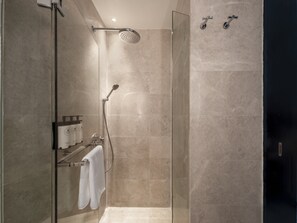 Regadera, amenidades de baño gratuitas, secadora de cabello, batas