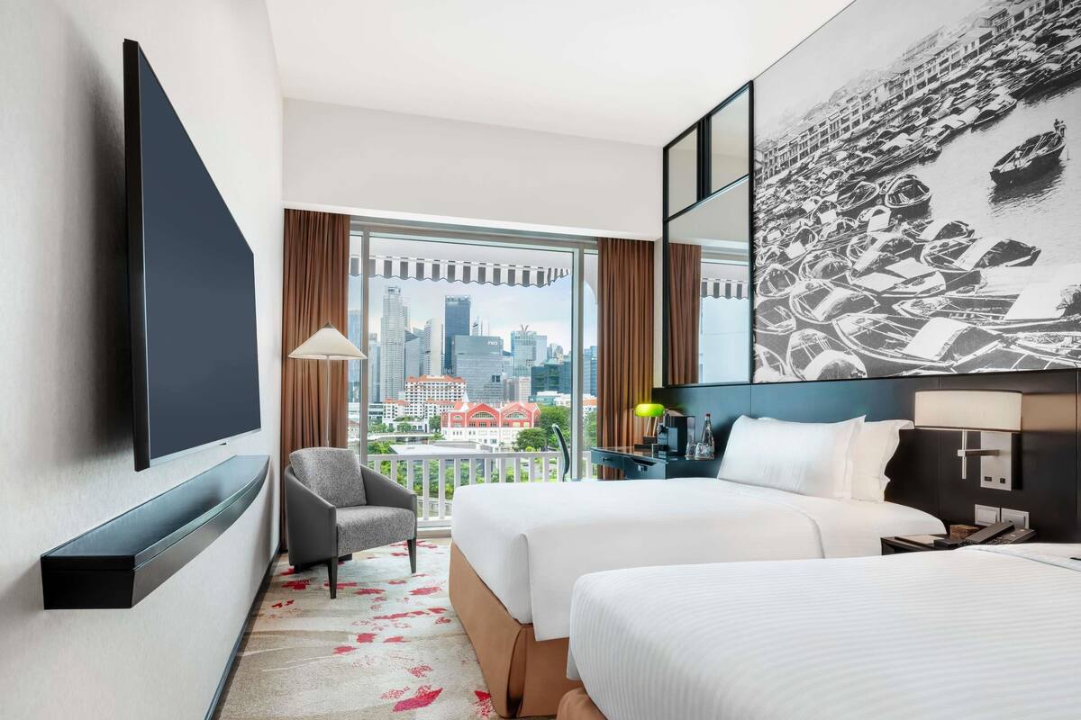 Habitación superior, 2 camas individuales, vista al río | Artículos del minibar gratis y caja de seguridad en la habitación 