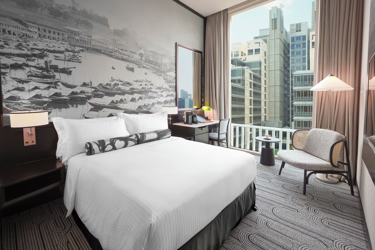 Executive Room, 1 Double Bed | Minibar (free items), in-room safe, desk