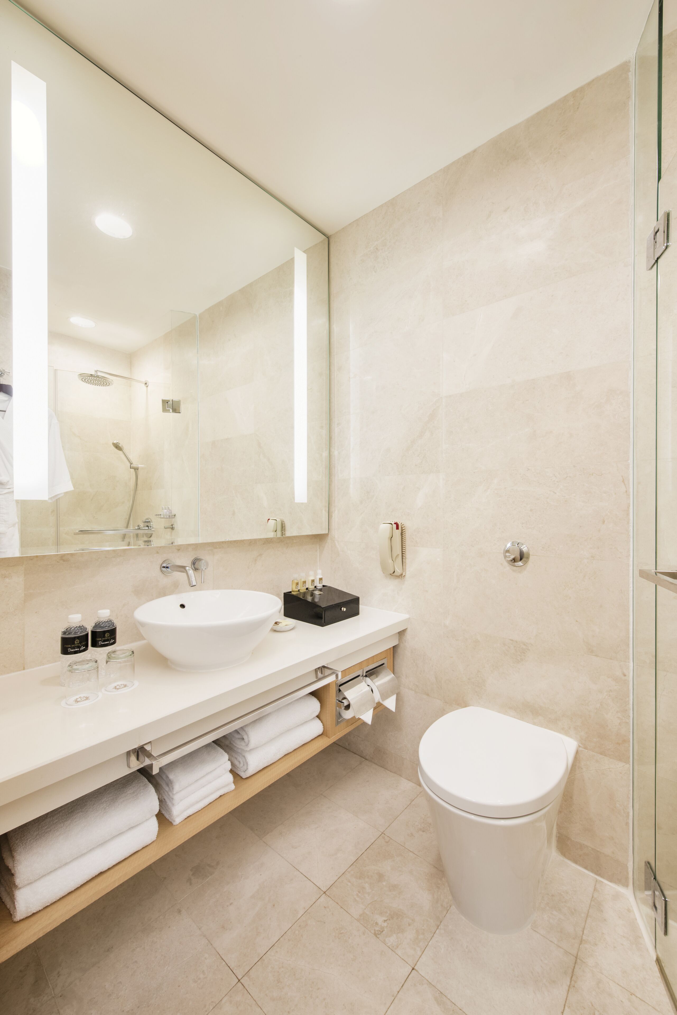 Baño | Ducha, artículos de higiene personal gratuitos y secador de pelo