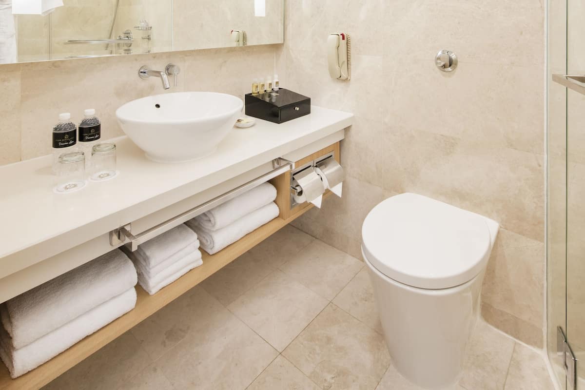 Baño | Ducha, artículos de higiene personal gratuitos y secador de pelo