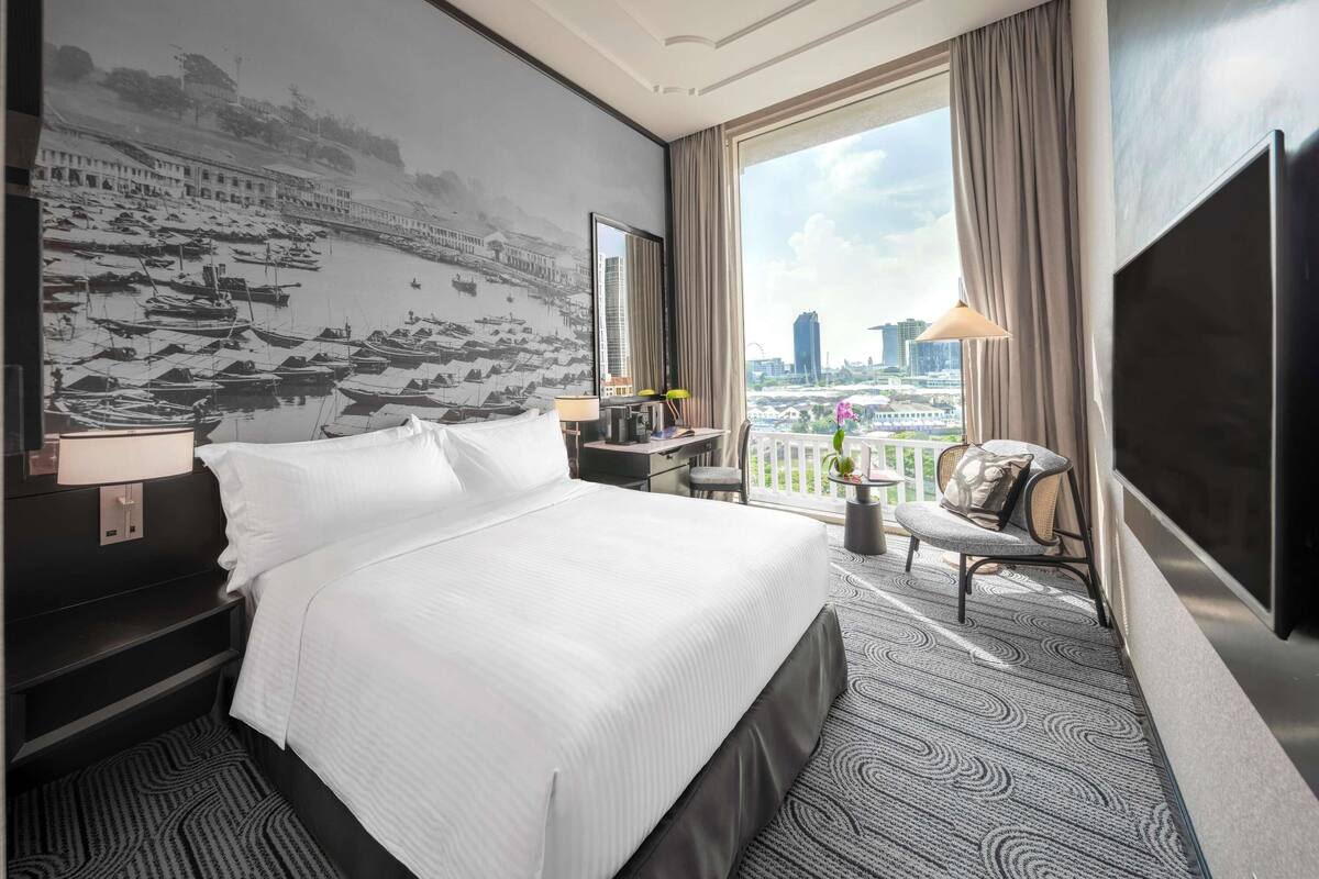 Executive Room, 1 King Bed | Minibar (free items), in-room safe, desk