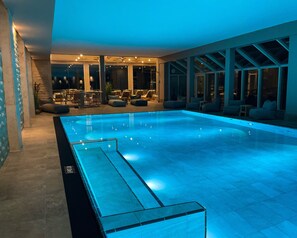 Innenpool, AuĂenpool (je nach Saison geöffnet)