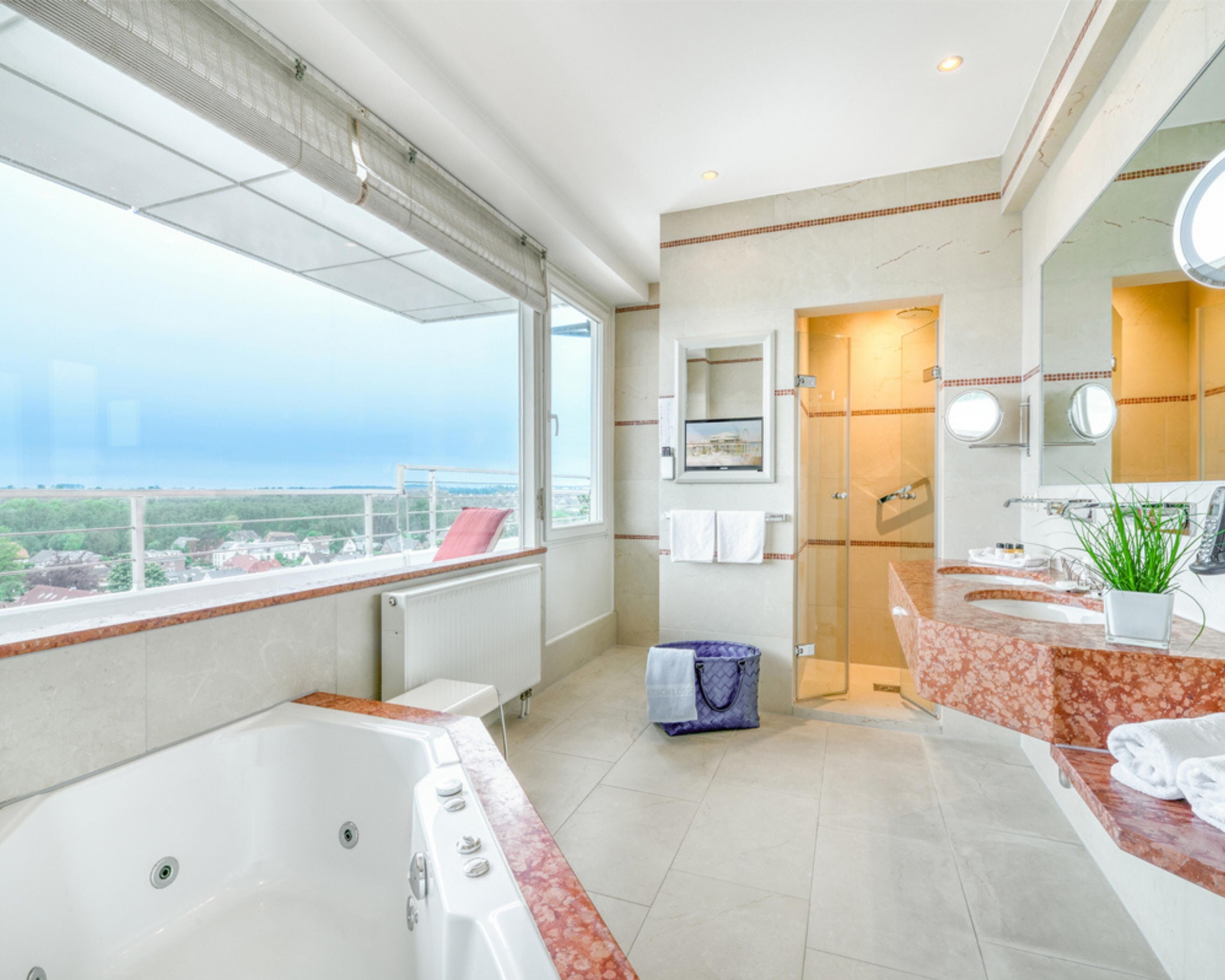 penthouse suite mit meerblick - timmerndorf | bathroom | free toiletries, hair dryer, bathrobes, slippers