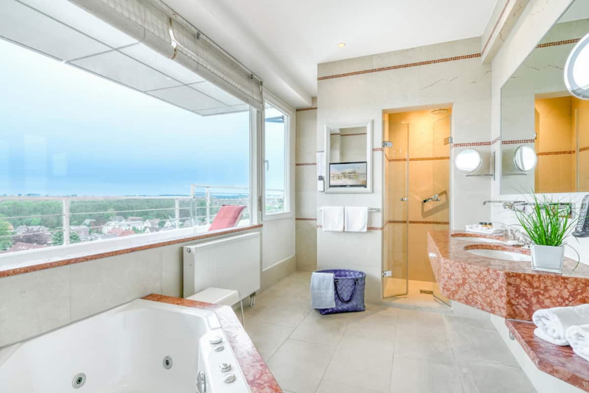 penthouse suite mit meerblick - timmerndorf | bathroom | free toiletries, hair dryer, bathrobes, slippers