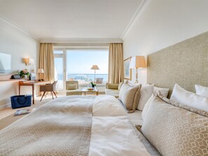 Junior Suite mit Meerblick (2.-4. Etage) | Daunenbettdecken, Minibar, Zimmersafe, individuell eingerichtet