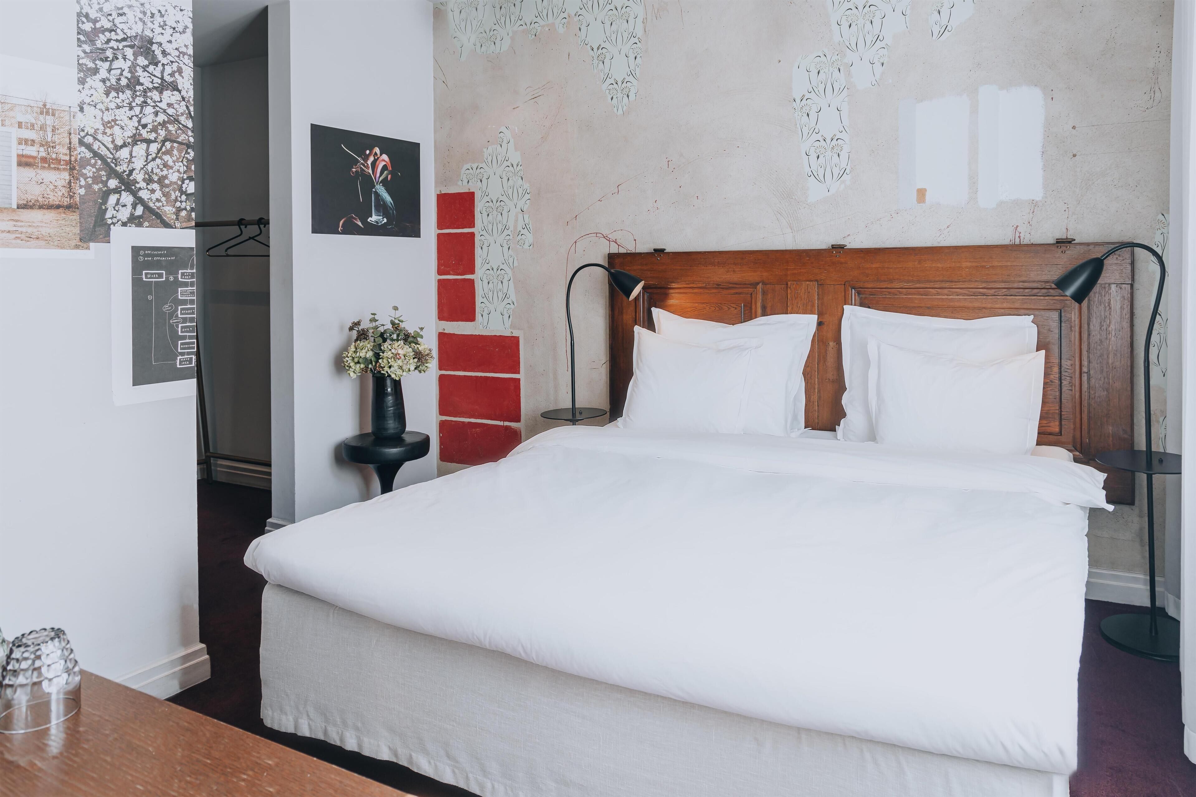 ルーム クイーンベッド 1 台 | 高級寝具、ピロートップベッド、セーフティボックス (室内)、客室ごとに異なる装飾