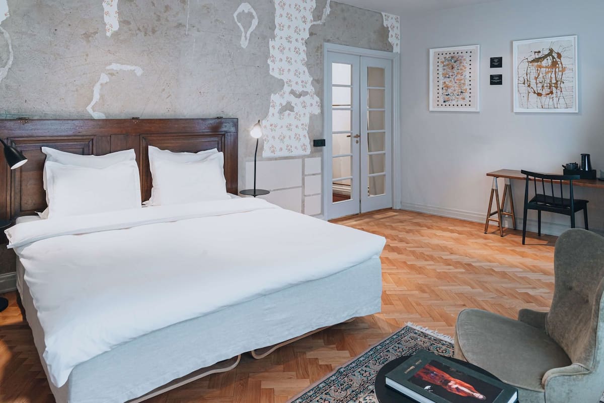 Premium bedding, pillowtop beds, in-room safe, individually decorated