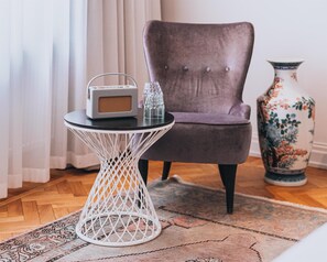 أغطية فراش متميزة وأسرّة بطبقة علوية مريحة وخزنة داخل الغرفة