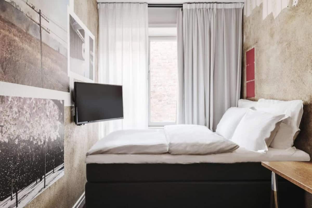 Premium bedding, pillowtop beds, in-room safe, individually decorated