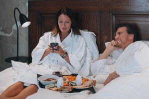 أغطية فراش متميزة وأسرّة بطبقة علوية مريحة وخزنة داخل الغرفة