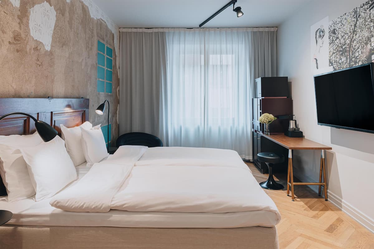 Huone, 2 yhden hengen sänkyä | Ylelliset vuodevaatteet, pillowtop-patjalliset sängyt