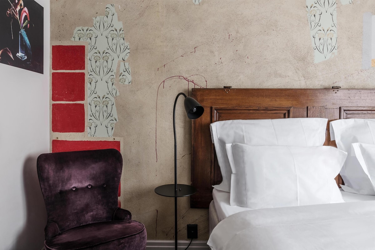 Room, 1 Queen Bed | Premium bedding, pillow-top beds, in-room safe, individually decorated