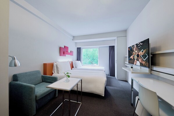 Down comforters, in-room safe, desk, blackout drapes