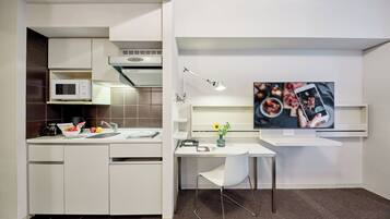 Executive Studio, 2 Single Beds | Private kitchenette | Fridge, microwave, electric kettle, cookware/dishes/utensils