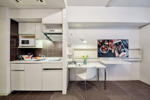 Executive Studio, 2 Twin Beds | Private kitchenette | Fridge, microwave, electric kettle, cookware/dishes/utensils - Citadines Shinjuku Tokyo (Tokyo)