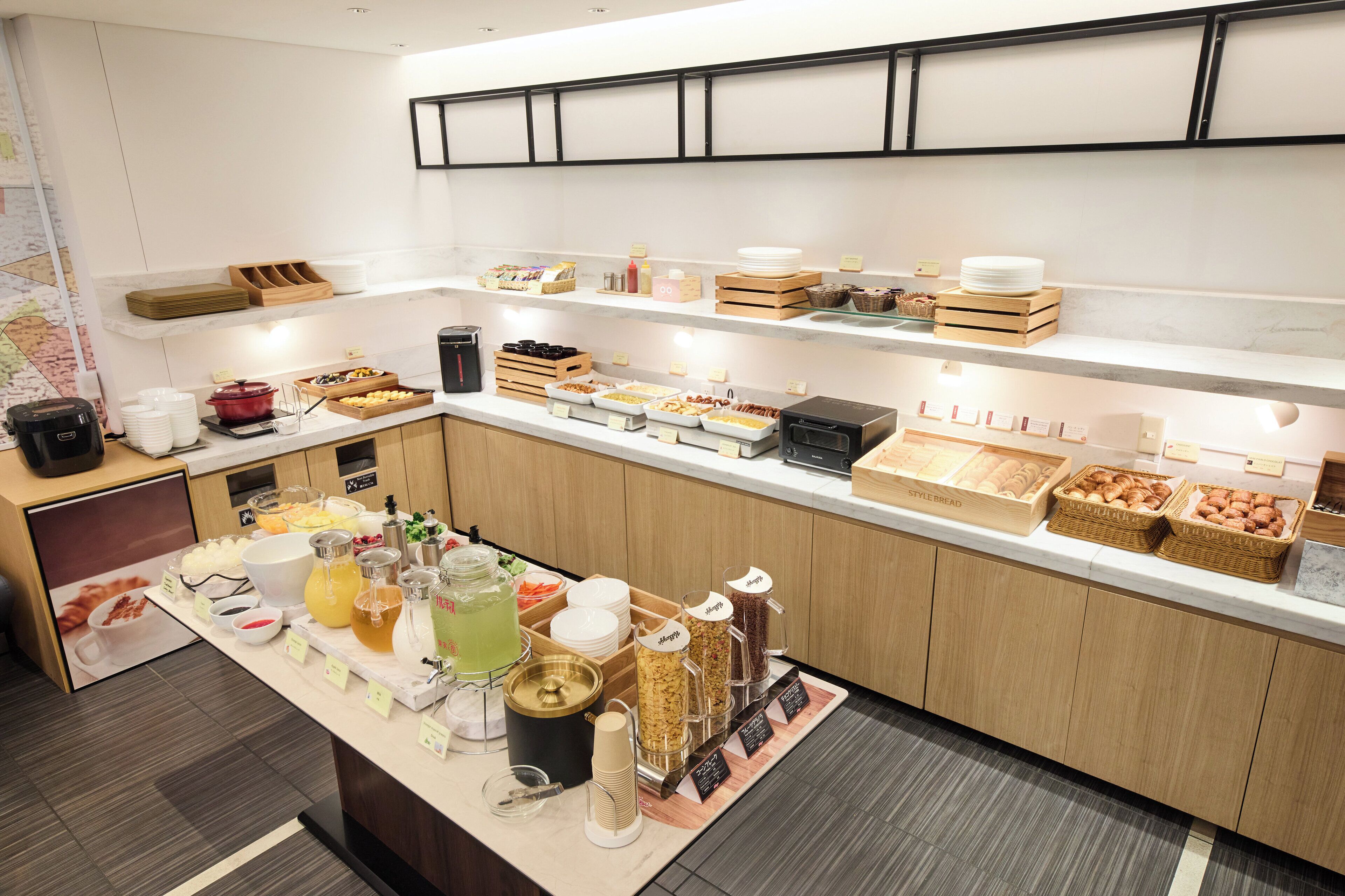 Ein reichhaltiges Buffet mit verschiedenen Speisen und Getränken.