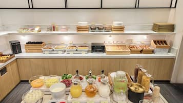 Daily buffet breakfast (JPY 1650 per person)