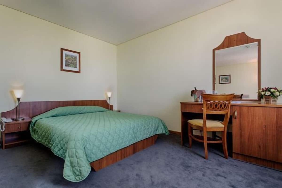Minibar, desk, laptop workspace, blackout drapes