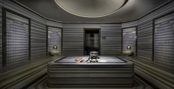 Un bagno moderno con un vanità in marmo, un lavandino e uno specchio.