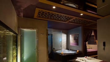 Un sauna, una bañera de hidromasaje, baño turco, baño turco/hammam