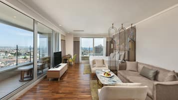 Suite junior | 1 habitación, caja de seguridad en la habitación y escritorio