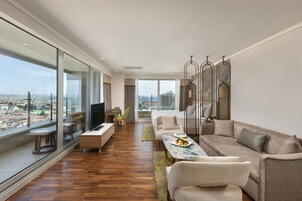 Junior Süit | Odada kasa, masa, dizüstü bilgisayar çalışma alanı 