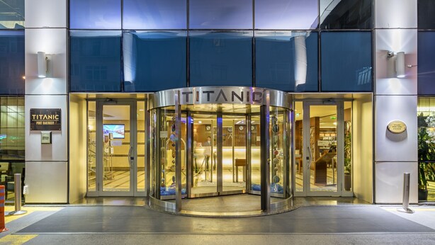 A revolving door entrance to a building with a sign reading "TITANIC" and "PORT BAKING". - Titanic Port Bakirkoy (Istanbul)