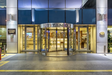 Fachada de la propiedad. Titanic Port Bakirkoy