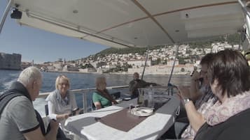 Se sirven desayunos y cocina mediterránea; con mesas al aire libre
