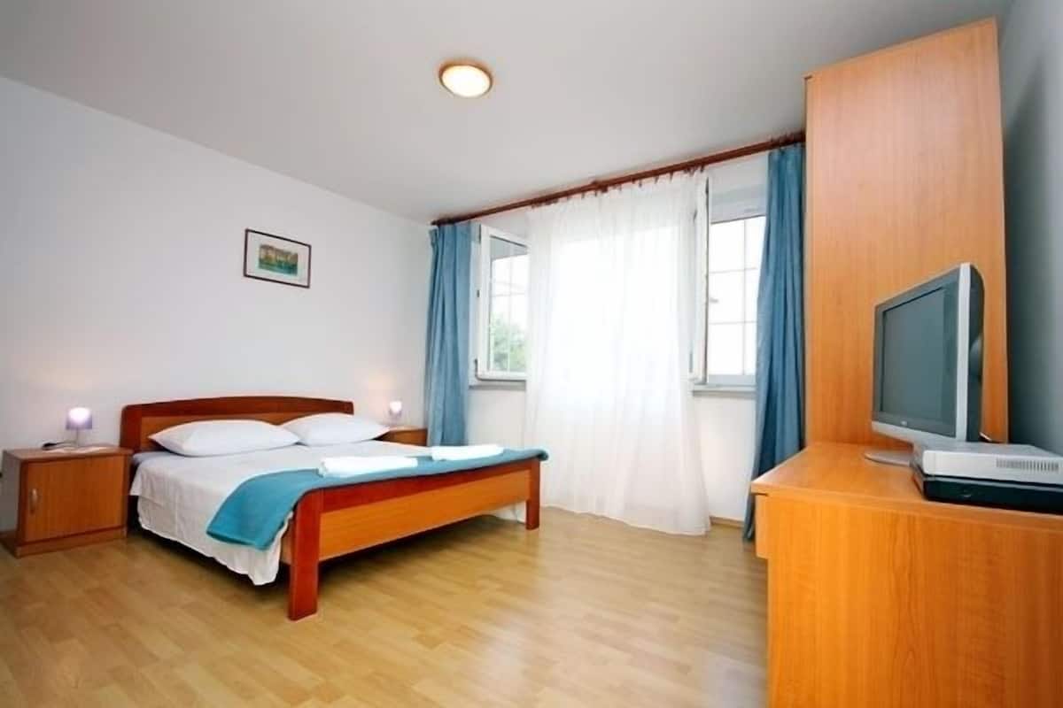 Pillowtop beds, iron/ironing board, free WiFi