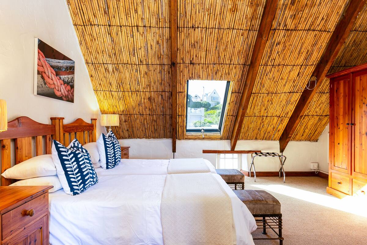 In-room safe, WiFi (free), bed sheets