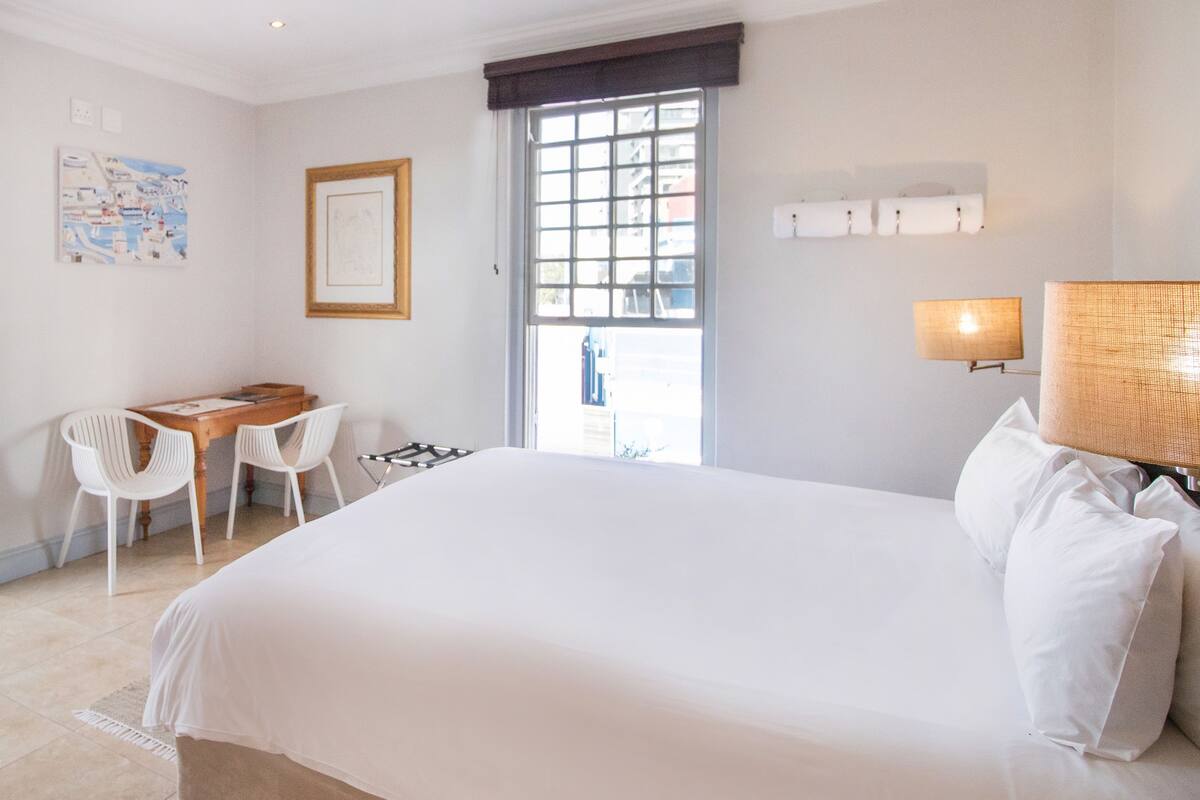 Classic Double Room | Minibar, in-room safe, iron/ironing board, WiFi (free)